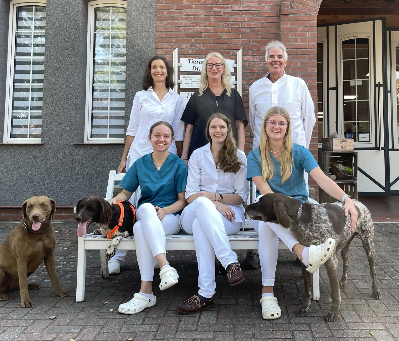 Das Team der Tierarztpraxis Dr. Angela Schäkel – Gruppenbild der Mitarbeiter